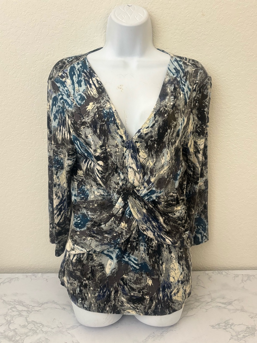 Women's Long Sleeve V Neck Pullover Top Sz M Pin tucked Waist Floral Abstract